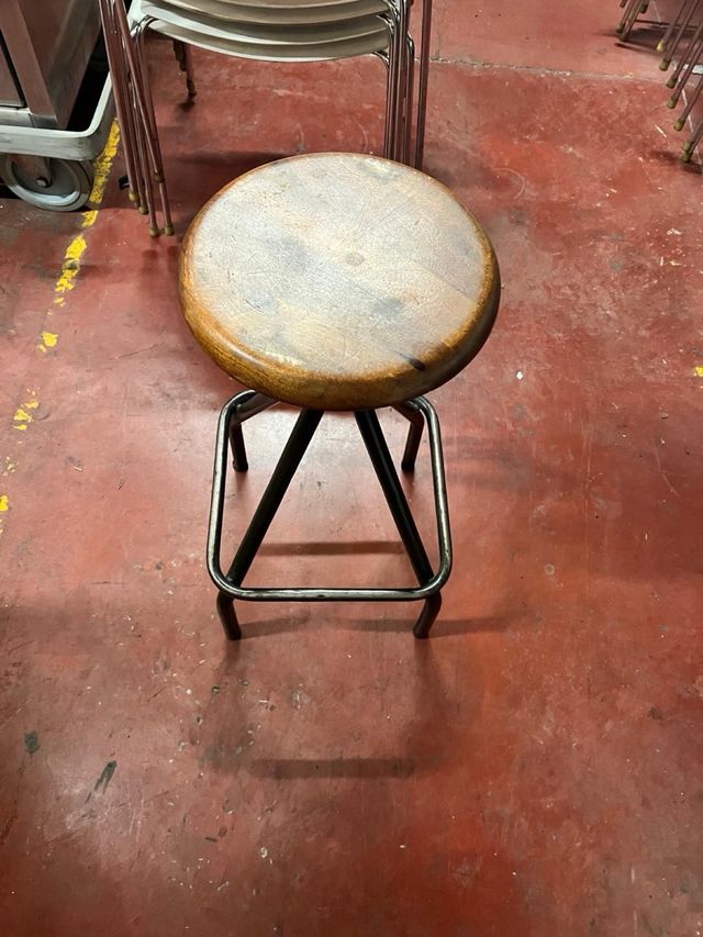Taburetes altos de madera y metal