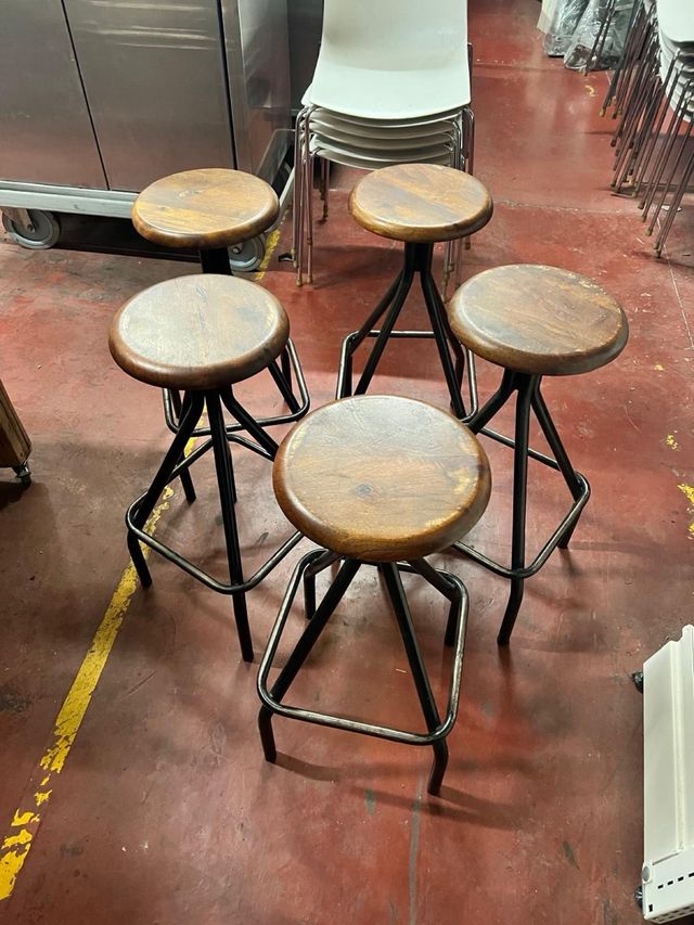 Taburetes altos de madera y metal