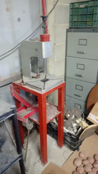 Prensa manual con bancada