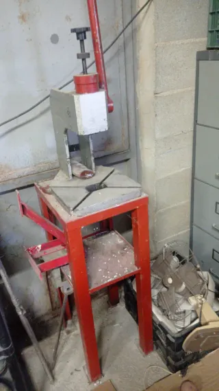 Prensa manual con bancada