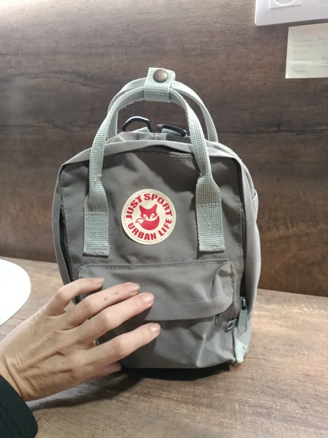 Mochila infantil gris nueva