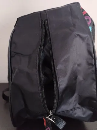 Mochila negra con detalles multicolor