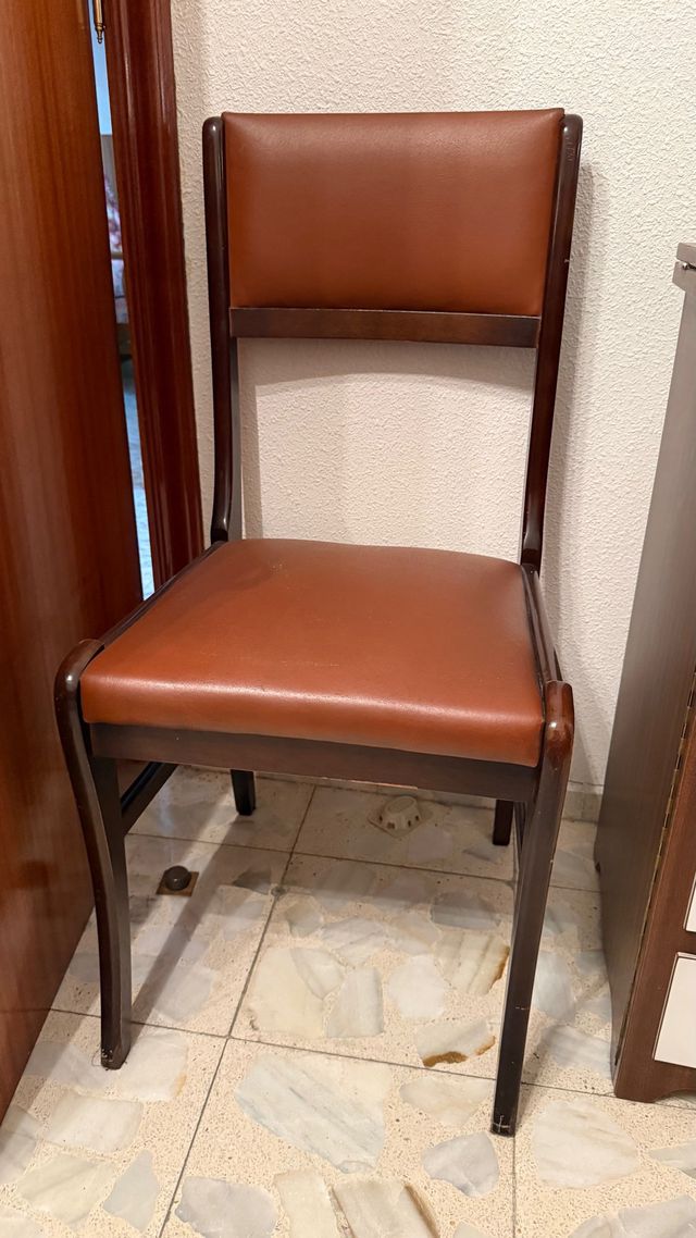 Una Silla de madera y cuero marrón