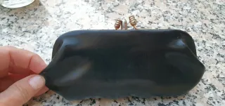 Cartera vintage negra con cierre de metal