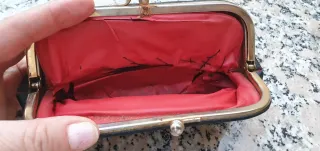 Cartera vintage negra con cierre de metal