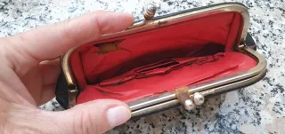 Cartera vintage negra con cierre de metal