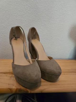 Zapatos de tacón grises con plataforma