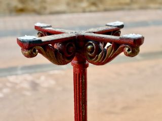 Pie de mesa velador metal rojo dorado