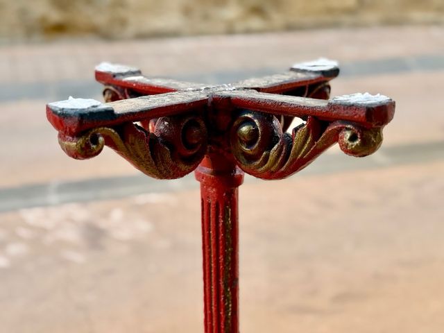 Pie de mesa velador metal rojo dorado