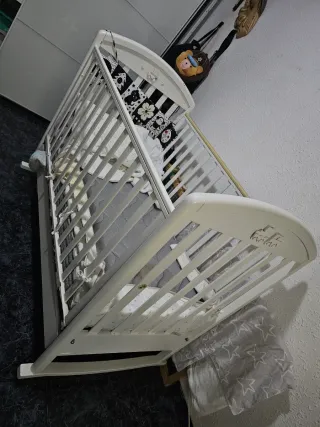 Cuna mecedora de bebé blanca