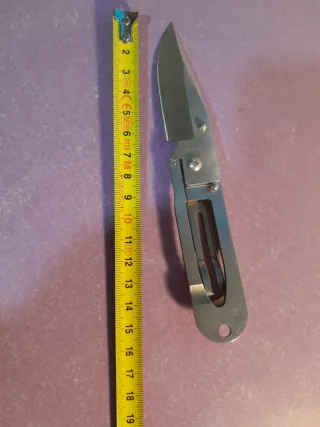 Herramienta multiusos plegable