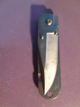 Herramienta multiusos plegable