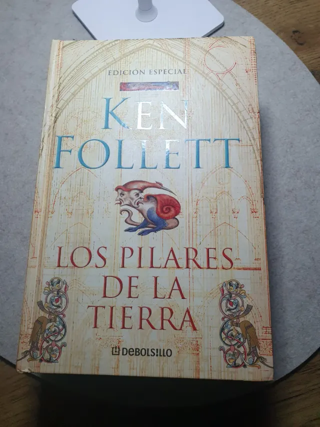 Los pilares de la Tierra (Best Seller) (Spanish...