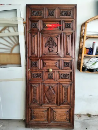 Puerta de madera de pino gallego tallada a mano