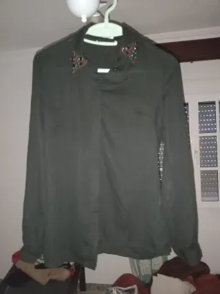 Camisa verde con adornos