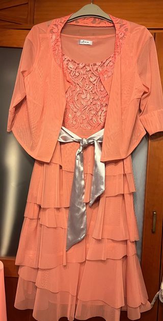 Vestido de fiesta coral con chaqueta