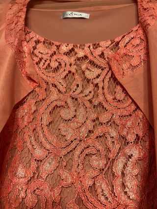 Vestido de fiesta coral con chaqueta