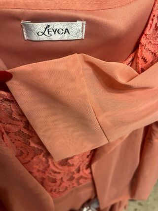 Vestido de fiesta coral con chaqueta