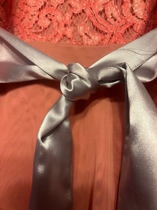 Vestido de fiesta coral con chaqueta