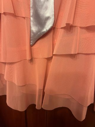 Vestido de fiesta coral con chaqueta