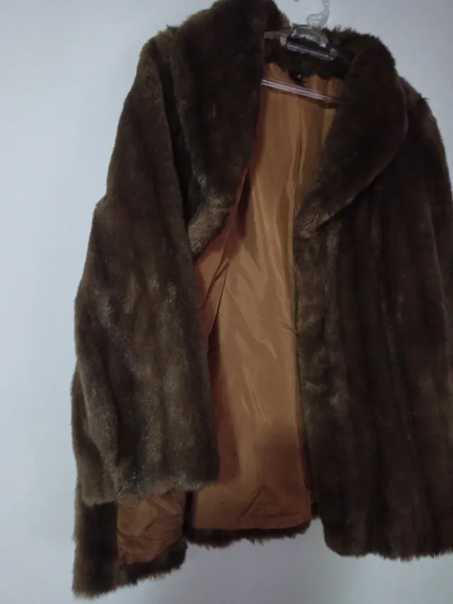 Abrigo de piel marrón con vetas oscuras.