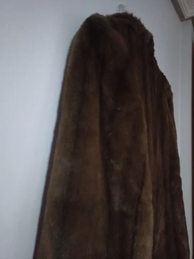 Abrigo de piel marrón con vetas oscuras.