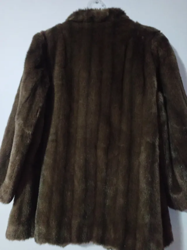 Abrigo de piel marrón con vetas oscuras.