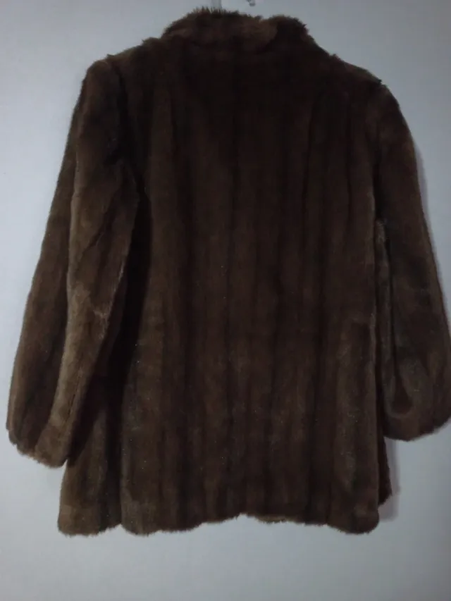 Abrigo de piel marrón con vetas oscuras.