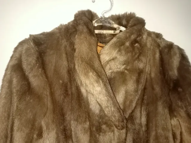 Abrigo de piel marrón con vetas oscuras.