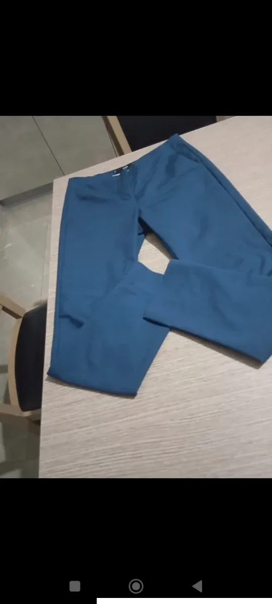 Pantaloni a sigaretta con spacchetti