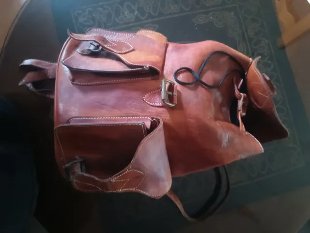 Mochila de cuero marrón y multicolor