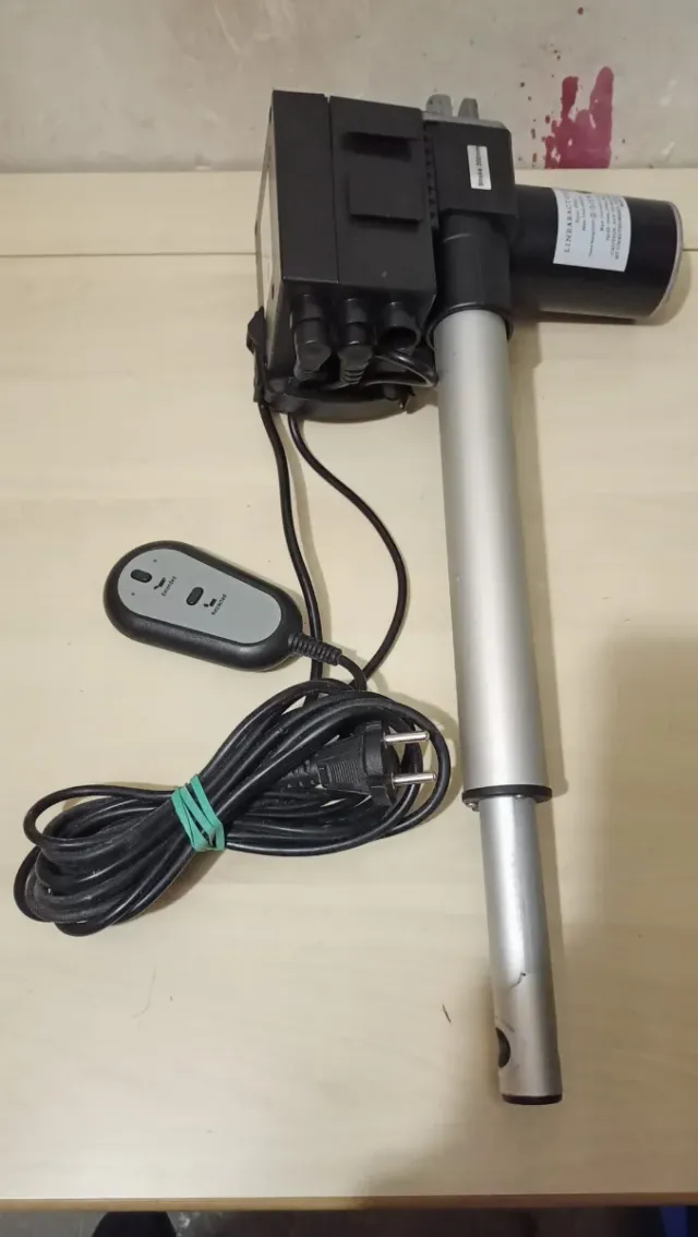 Actuador lineal eléctrico con mando