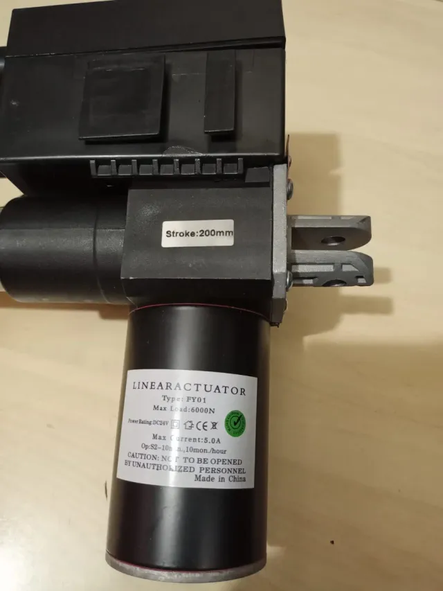 Actuador lineal eléctrico con mando