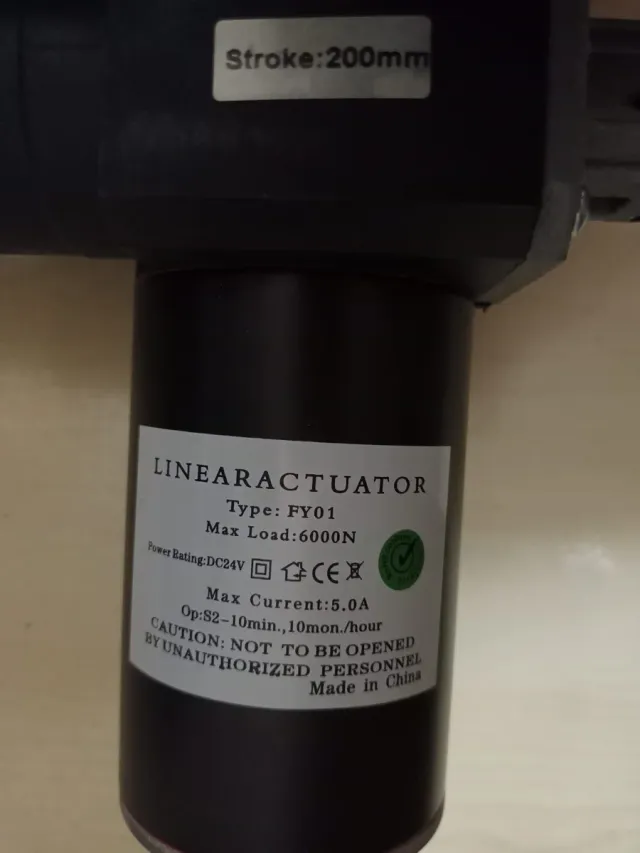 Actuador lineal eléctrico con mando