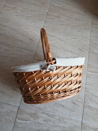 Cesta de mimbre con forro de tela