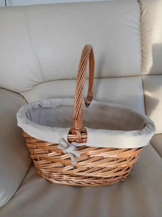 Cesta de mimbre con forro de tela