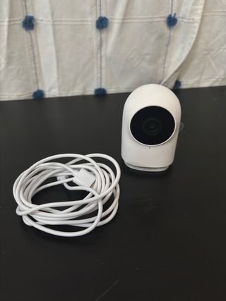 Cámara de seguridad blanca con cable