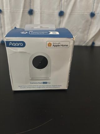 Cámara de seguridad blanca con cable