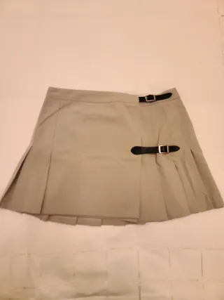 Minifalda beige de tablas con cinturón