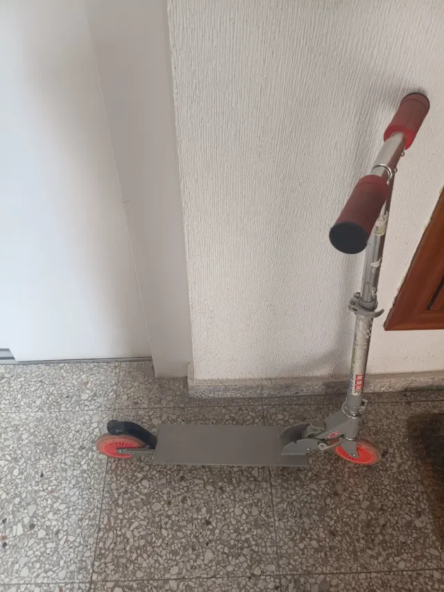 Patinete plegable gris y rojo