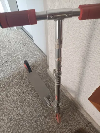 Patinete plegable gris y rojo