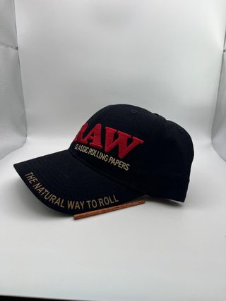 Gorra RAW Negra Bordado Rojo Clásico