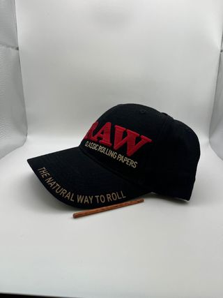 Gorra RAW Negra Bordado Rojo Clásico