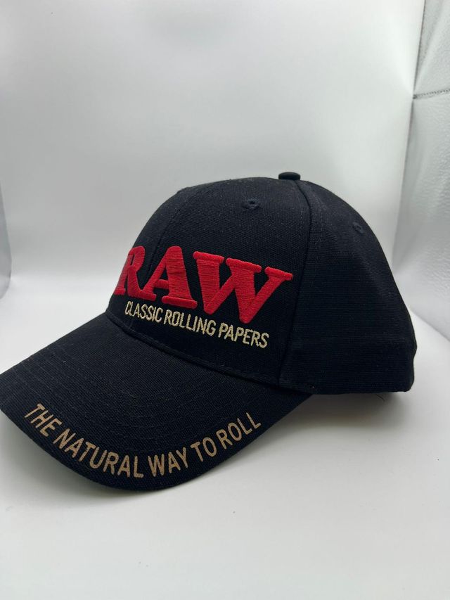 Gorra RAW Negra Bordado Rojo Clásico