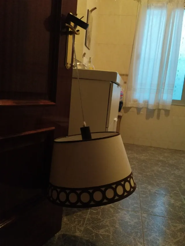 Lampada da soffitto beige e marrone