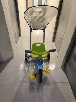 Triciclo infantil con sombrilla