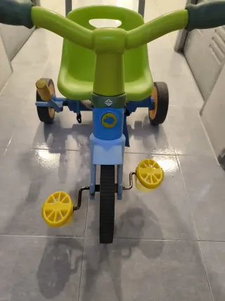 Triciclo infantil con sombrilla