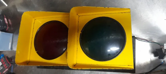 Semáforo antiguo rojo y verde