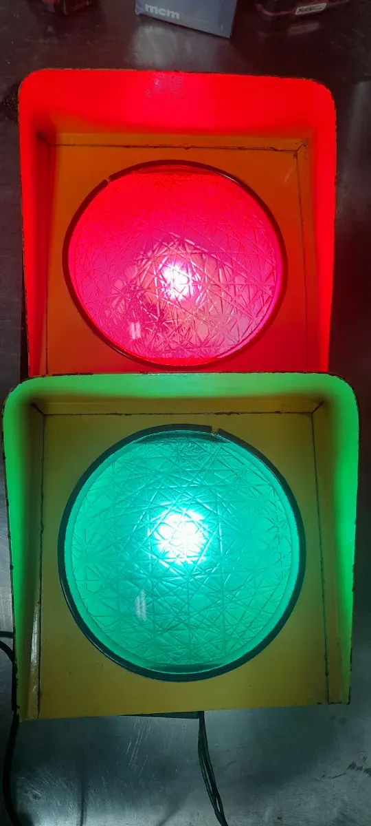 Semáforo antiguo rojo y verde