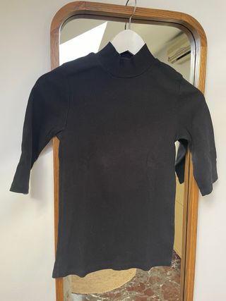 Jersey negro cuello alto ajustado